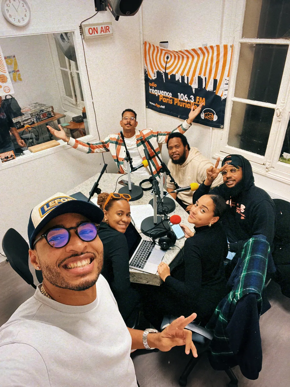 L'équipe Tripin au studio de Fréquence Paris Plurielle, le 26 octobre 2023
